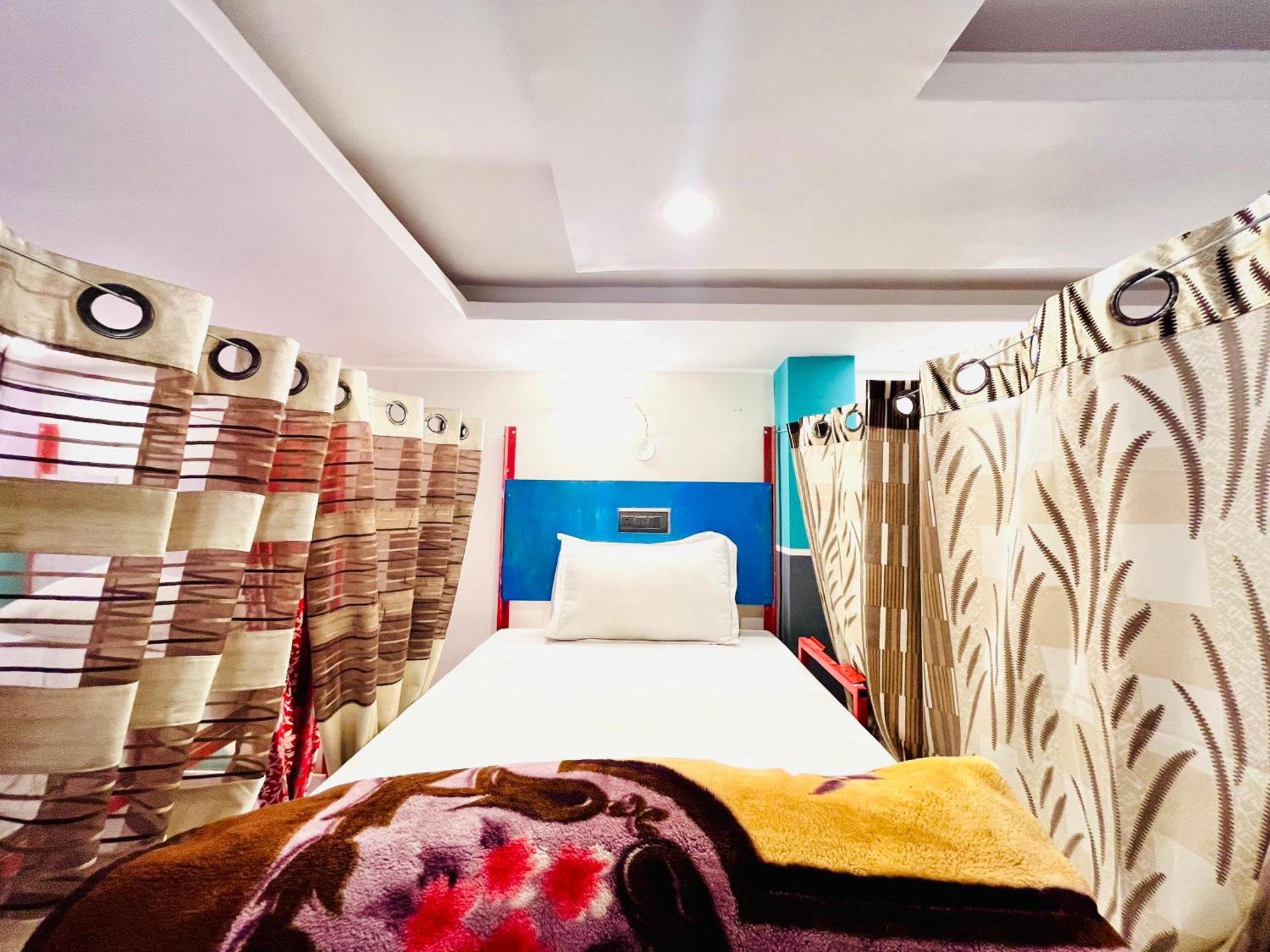 Bonfire Hostels Ришикеш Экстерьер фото